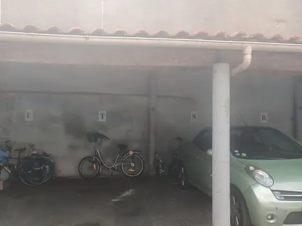 Place de parking abritée sécurisée