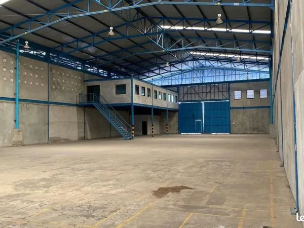 Local industriel 1 169 m²