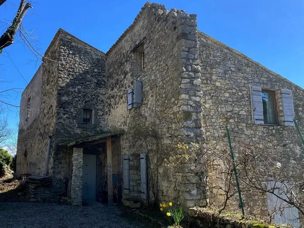 Résidences magnifiquement situées sur un site historique dans les montagnes.