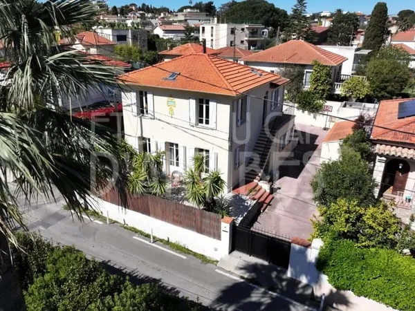 Exclusivité Cap d'Antibes Maison Niçoise à deux pas des plages.