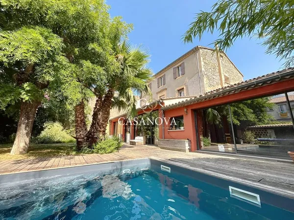 Maison de CARACTERE avec JARDIN et PISCINE. Grand GARAGE. Centre-ville tous commerces. Potentiel CHA