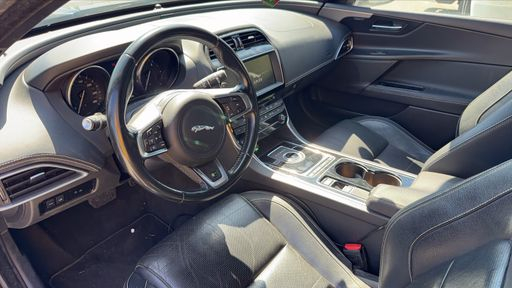 Jaguar XE 2.0 D - 180 CH AWD BVA8 - R-Sport – 2017 – 106953 km – Diesel – Boîte Automatique — photo 48