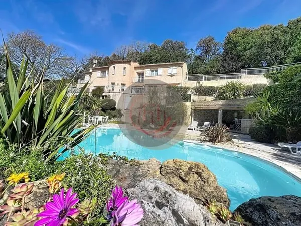 EN EXCLUSIVITE! VASTE PROPRIETE DANS UN ECRIN DE VERDURE!