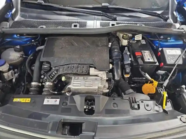 Peugeot 2008 1.2 puretech 100ch s&amp;s allure pack — photo 10