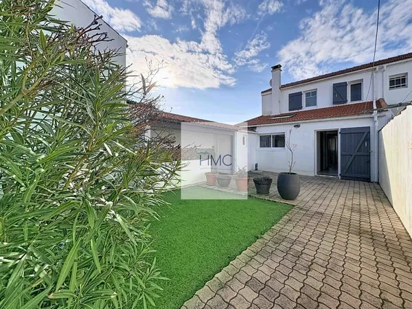 DANS LE CENTRE DU BOURG ET A 300m DE LA PLAGE - MAISON EN TR
