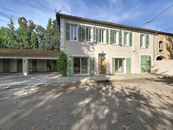 GRANS, MAS T5 AVEC GARAGE ET ANNEXES