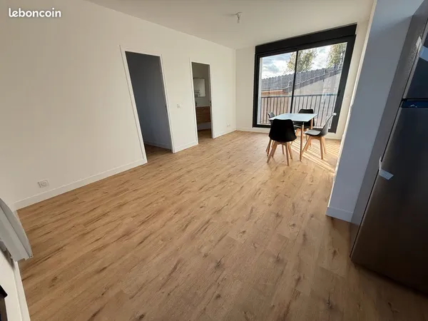 T2 meublé de charme dans ancien corps de ferme rénové - 1 chambre, 1 salle de bains, parking - Proch