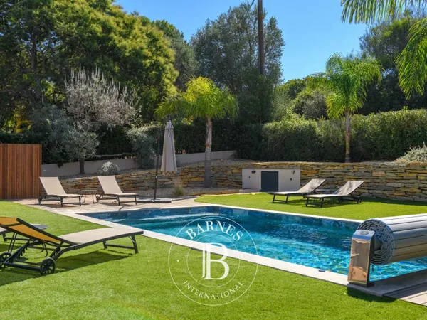 GIENS - VILLA CONTEMPORAINE AVEC PISCINE - PLAGE A PIED