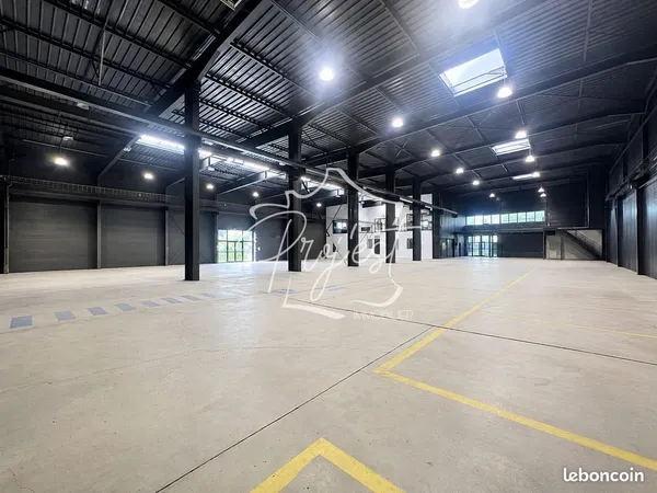 Local 1500 m² Sainte-Suzanne