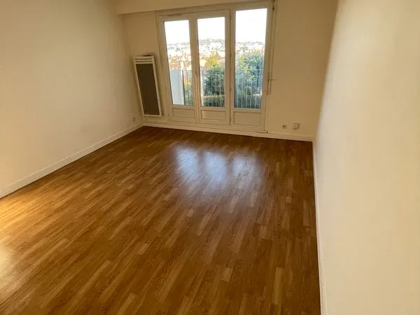 Rueil-Malmaison — Buzenval | Appartement 2 pièces avec balcon, cave et parking