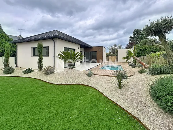 MAISON CONTEMPORAINE DE PLAIN-PIED AVEC PISCINE, AU CALME ENTRE CENTRE ET MER