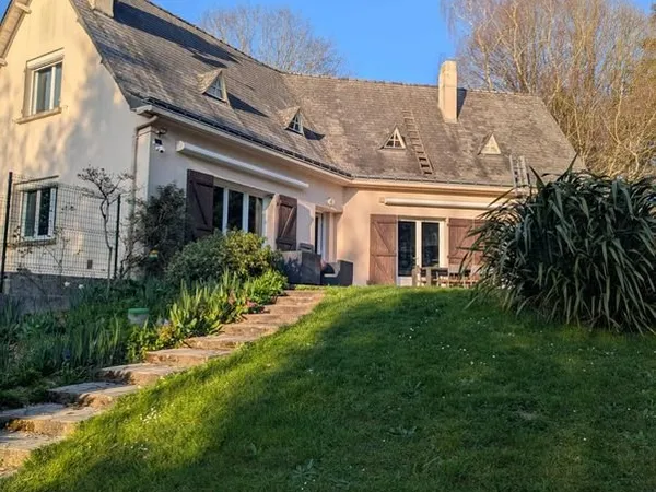 Maison familliale dans écrin de verdure à Trellières