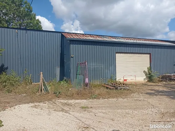 Local d’activité et entrepôt Location La Guerche-sur-l'Aubois 2p 200m² 300€
