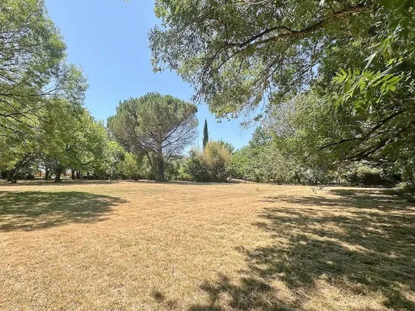 CASTELMAUROU, terrain viabilisé à bâtir de 1 404 m2