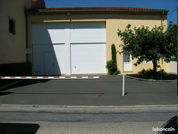 Loue emplacement pour voitures uniquement