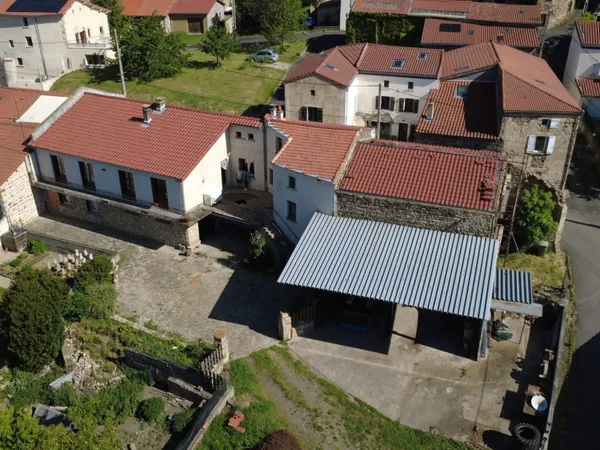 À vendre  Grande maison avec dépendances et vue dégagée ?