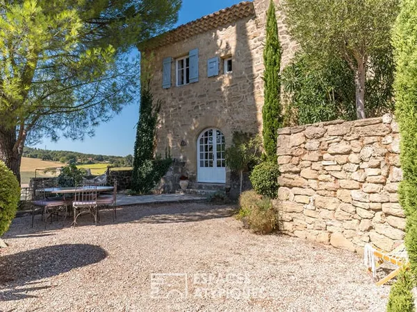 Bastide du XVII ème siècle à flanc de rocher dans un village perché.