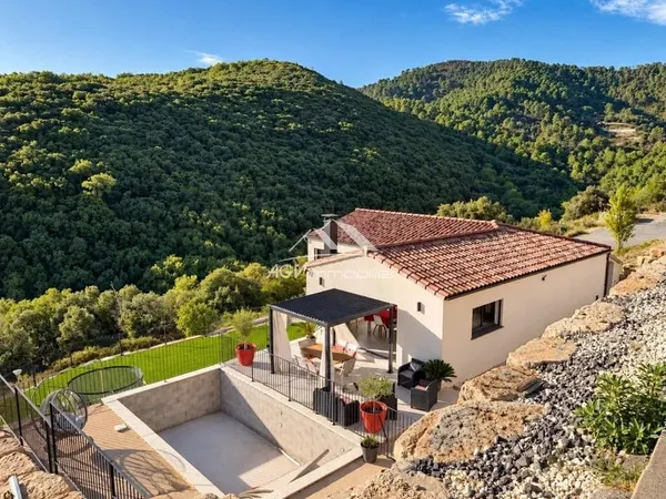 Villa avec vue dégagée - 7 chambres, piscine, garage
