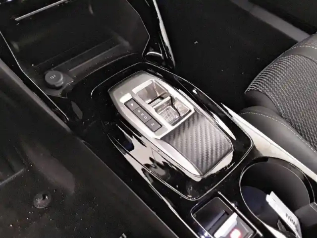 Peugeot 2008 hybrid 136 e-dcs6 — photo 14