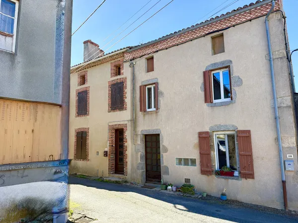 À la périphérie d'une ville animée, maison de deux chambres