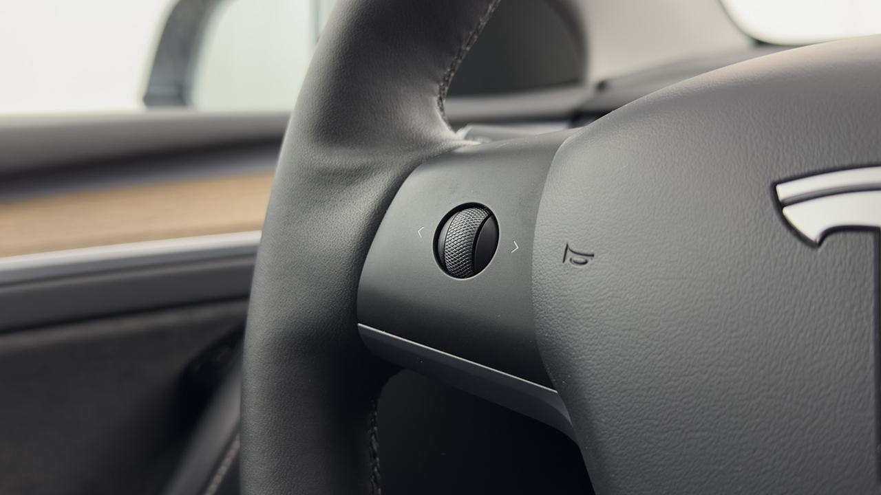 Tesla MODEL Y Standard RWD — photo 13