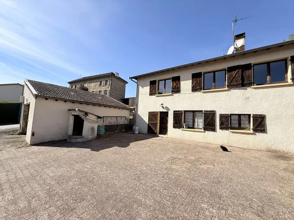 Maison sur deux niveaux avec terrain et garage