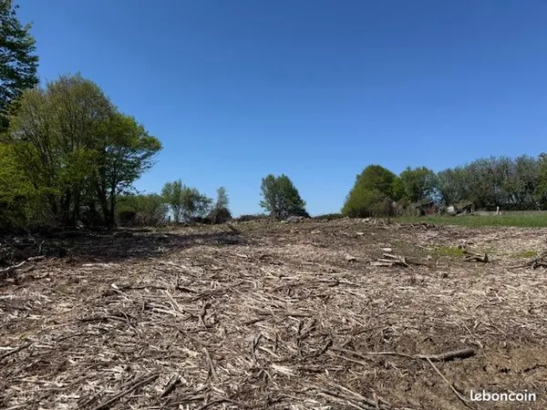 EN EXCLUSIVITÉ - Terrain à bâtir à Etion