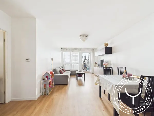 Ivry-Confluences, T3 de 69,25 m² avec balcon et parking, 2015