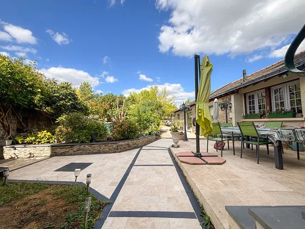 A VENDRE / ANGERS - Propriété d'exception de 246 m² avec 5 studios et terrain de 3 700 m² !