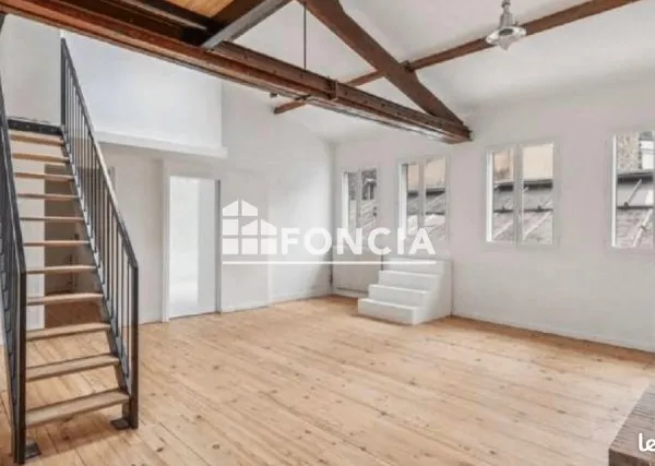 Duplex atypique avec terrasse ensoleillée rue du fbg st martin quartier louis blanc