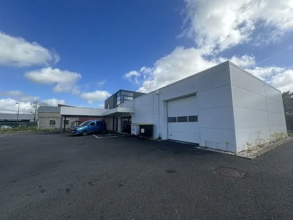 Local 323 m²