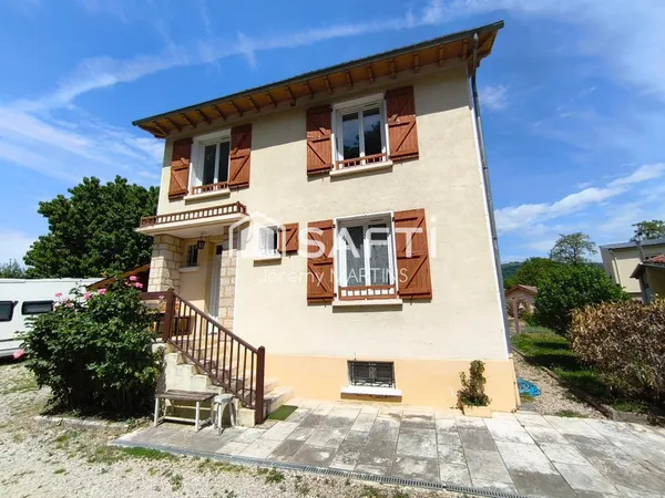 Charmante maison familiale entièrement clôturée avec garage, car-port et jardin !