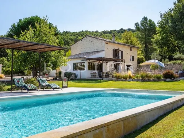 Entre Plaine et Monts de Vaucluse : L'Élégance d'un Mas en Belvé