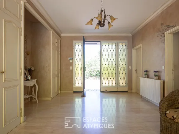 Villa cossue de plain pied sur sous-sol complet et son parc arboré