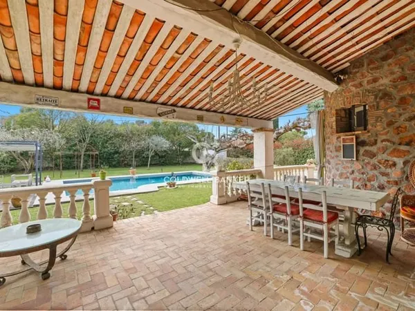 EXCLUSIVITÉ - BAISSE DE PRIX - SPACIEUSE VILLA PROVENÇALE AVEC PISCINE ET ANNEXES