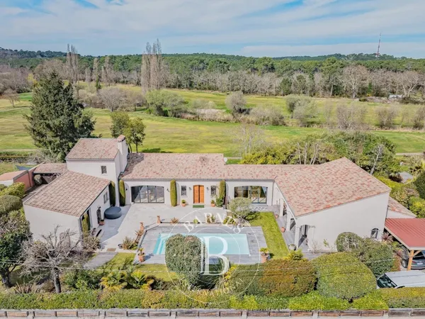 SOMPTUEUSE VILLA FAMILIALE DE 400 M² AVEC PISCINE ET 5 SUITES, PROCHE DU GOLF D'ARCACHON, À LA TESTE