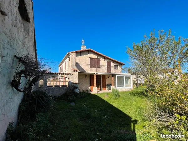 MAISON CHARENTAISE avec dépendances