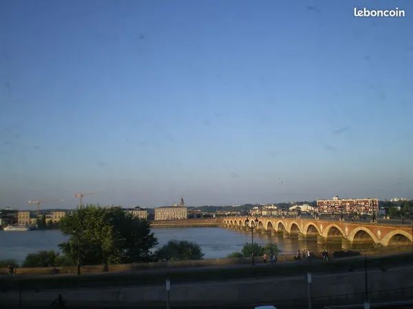 A louer T2 meublé Bordeaux centre vue Garonne