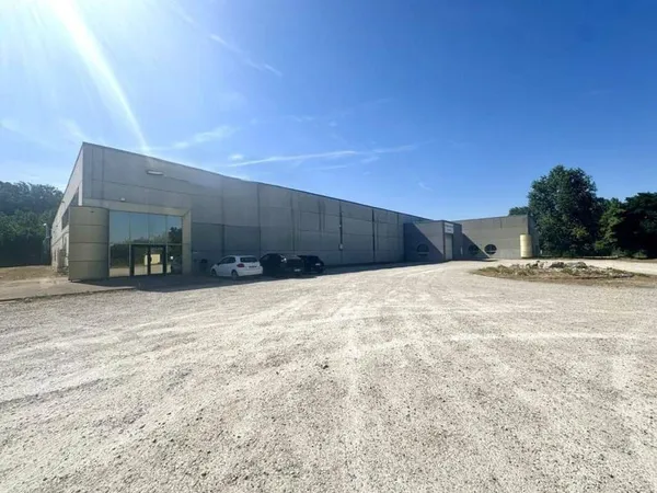 Entrepôt 7340 m²