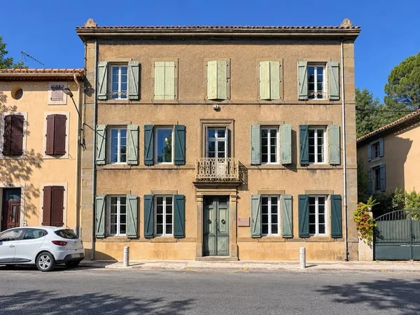 Maison de maître historique avec dépendances