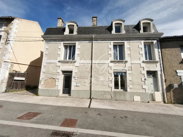 CHASSENEUIL-DU-POITOU - IMMEUBLE DE 4 APPARTEMENTS