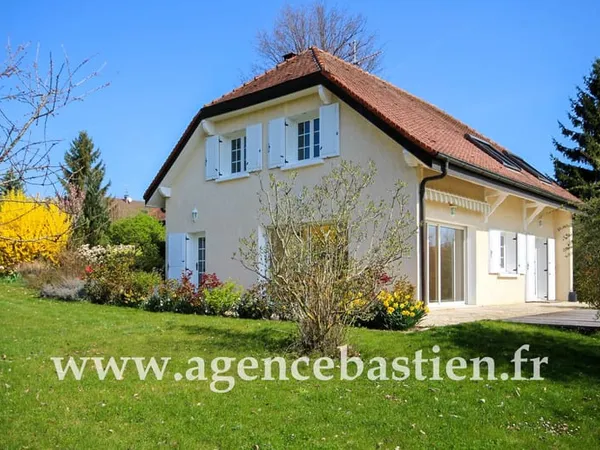 MAISON INDIVIDUELLE AU CALME 4 CHAMBRES 200 M2 AU SOL SAUVE