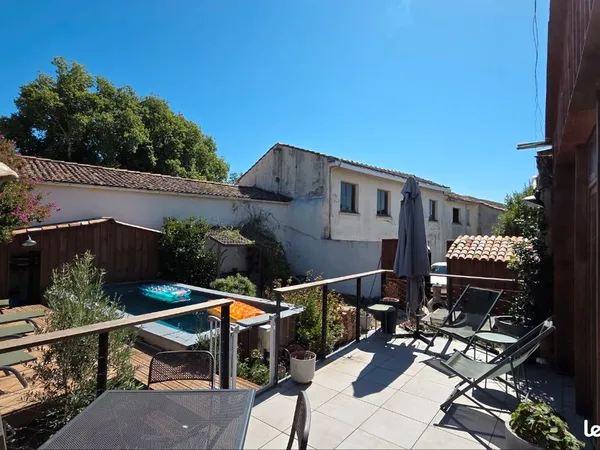 Maison de ville bourgeoise avec dépendances et piscine