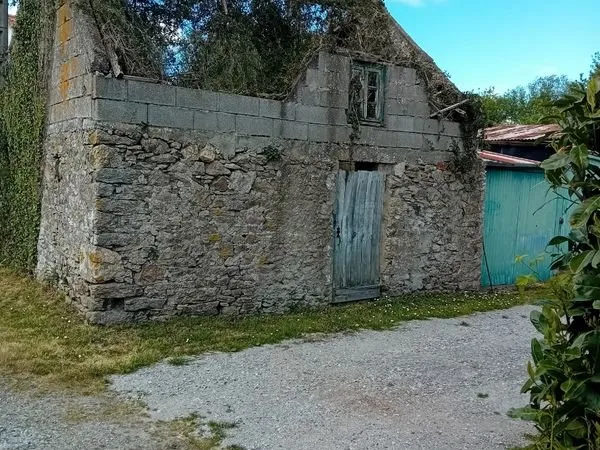 Terrain avec maison en pierre