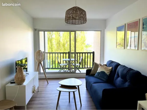 Studio meublé avec balcon, parking et cave