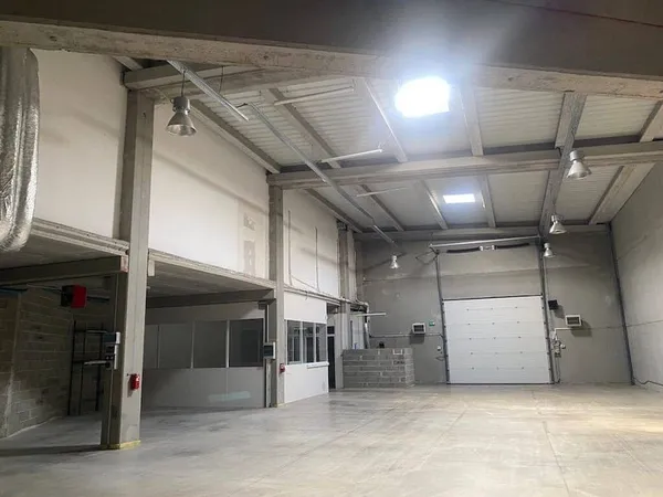 Entrepôt 350 m²