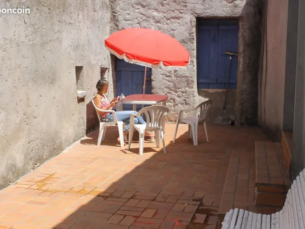 Maison 70 m² rénovée à prix très attractif : Clim réversible, terrasse 35 m² et garage dans Village 