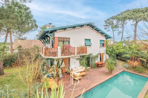 Maison 7 pièces 196 m²
