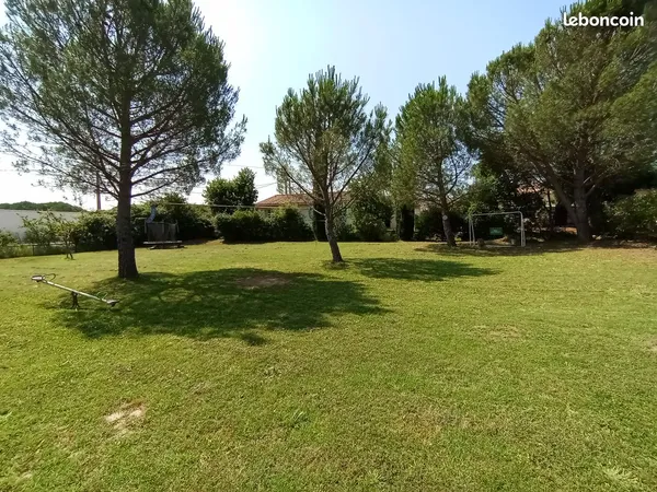 Terrain plat constructible 950 m² - Viabilités en bordure - À 2 km du centre-ville