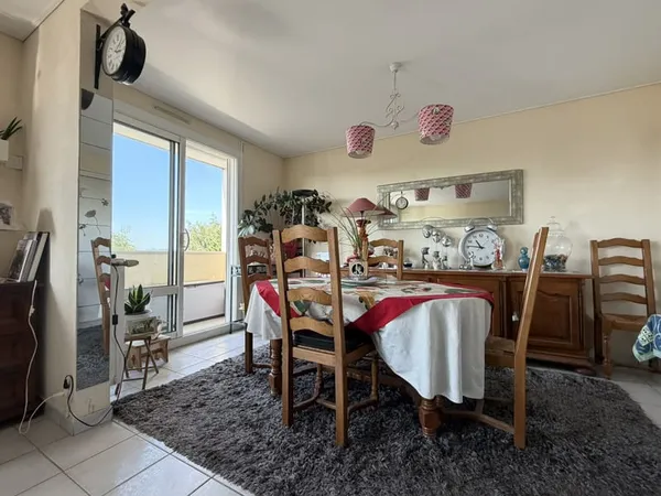 APPARTEMENT 3 PIECES DE 80 M2 AVEC BALCON DONNANT SUR PARC V
